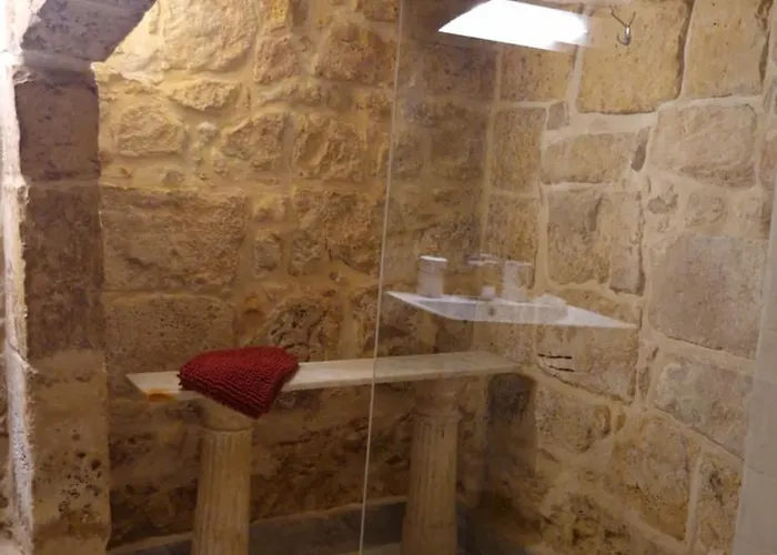 アパート 12 -16 , Pacifiku Scicluna *