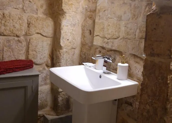 12 -16 , Pacifiku Scicluna アパート *