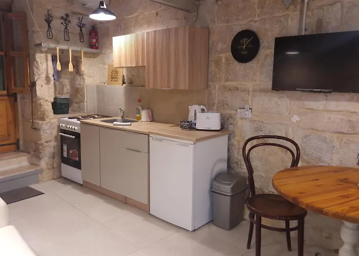 Διαμέρισμα 12 -16 , Pacifiku Scicluna *