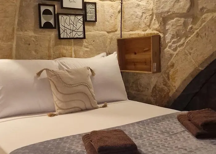 アパート 12 -16 , Pacifiku Scicluna *